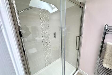 EN-SUITE SHOWER ROOM