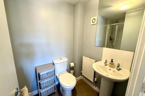 EN-SUITE SHOWER ROOM