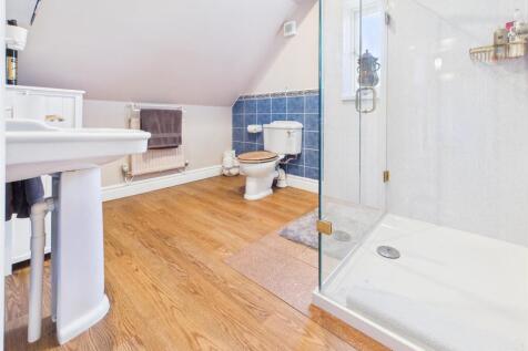 FAMILY SHOWER ROOM