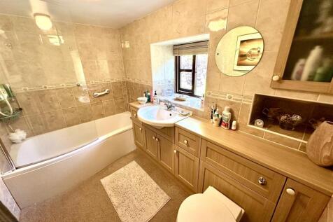 EN-SUITE BATHROOM