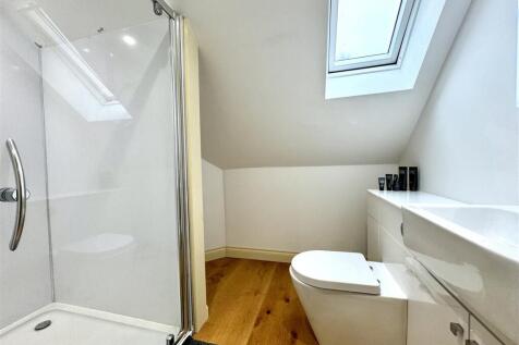 EN-SUITE SHOWER ROOM