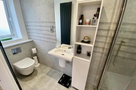 EN-SUITE SHOWER ROOM