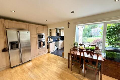 DINING/FAMILY AREA