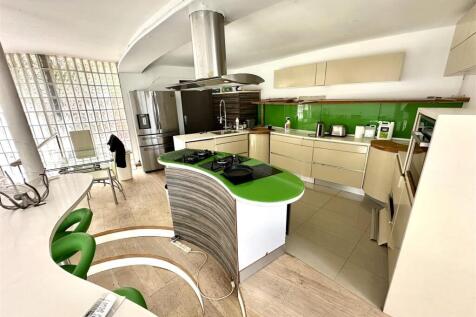 GALLERIED KITCHEN