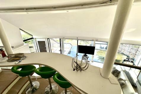 GALLERIED KITCHEN