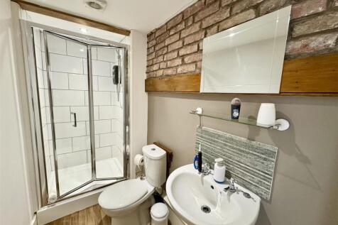 EN-SUITE SHOWER ROOM