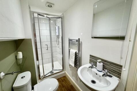 EN-SUITE SHOWER ROOM