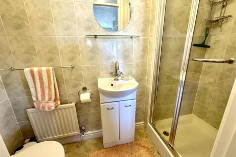 EN-SUITE SHOWER ROOM