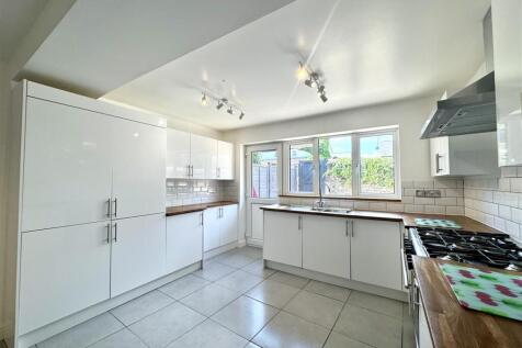 OPEN PLAN KITCHEN/DINING ROOM