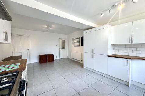 OPEN PLAN KITCHEN/DINING ROOM