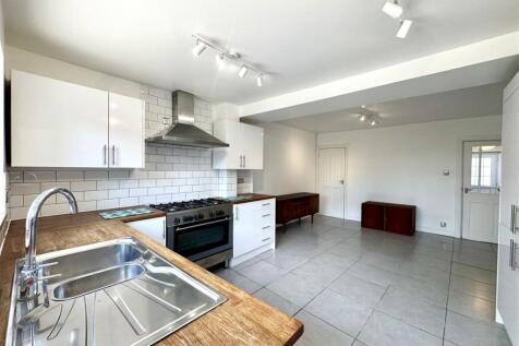 OPEN PLAN KITCHEN/DINING ROOM