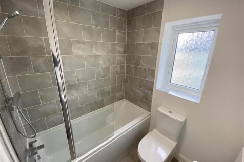 Main Bathroom 1st Floor