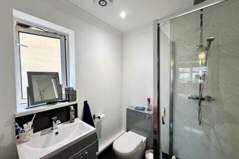 EN-SUITE SHOWER ROOM