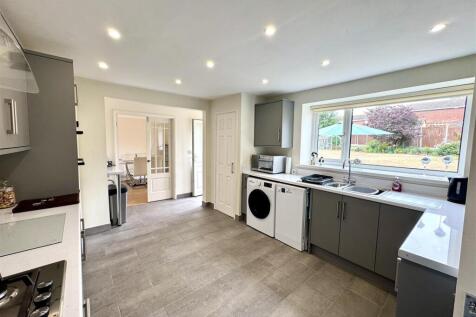 KITCHEN/BREAKFAST ROOM
