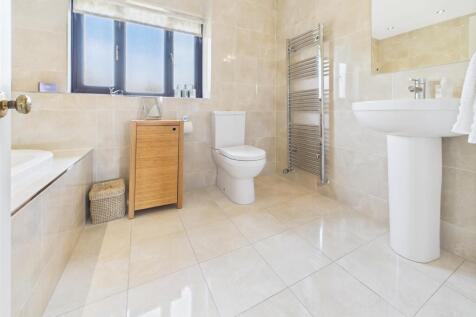 FAMILY BATHROOOM