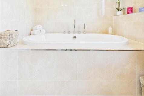 FAMILY BATHROOOM