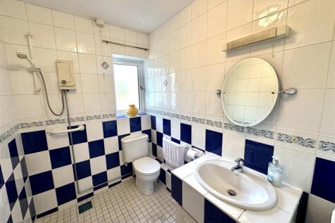 CLOAKROOM/SHOWER ROOM