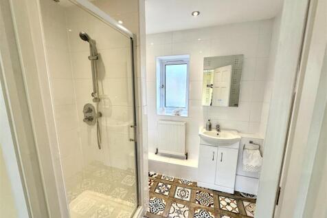 EN-SUITE SHOWER