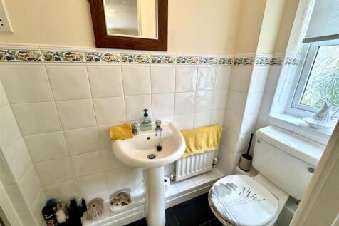 EN-SUITE SHOWER ROOM