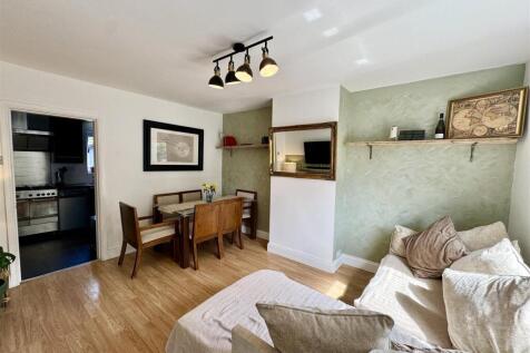 SITTING/DINING ROOM