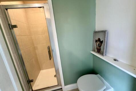 EN-SUITE SHOWER ROOM