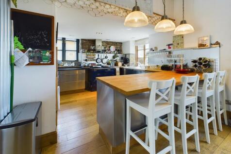 KITCHEN/BREAKFAST AREA
