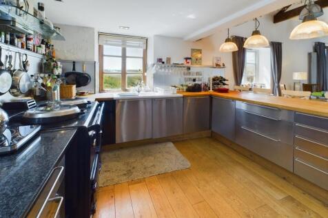 KITCHEN/BREAKFAST AREA