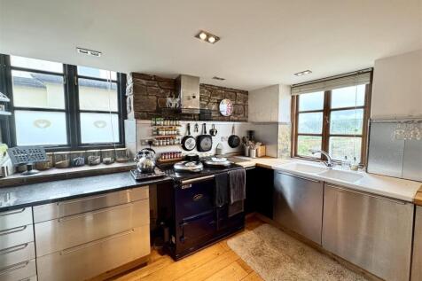 KITCHEN/BREAKFAST AREA