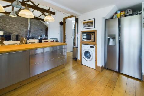 KITCHEN/BREAKFAST AREA