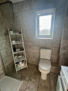 FAMILY SHOWER ROOM