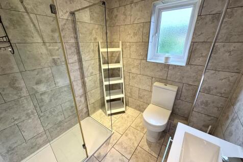FAMILY SHOWER ROOM