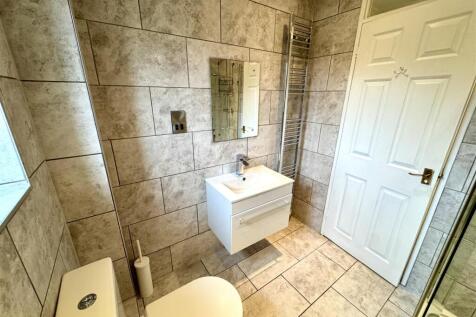 FAMILY SHOWER ROOM