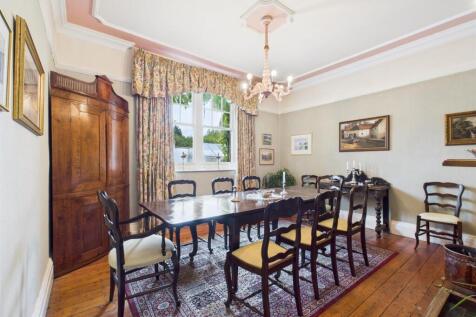 DRAWING/DINING ROOM