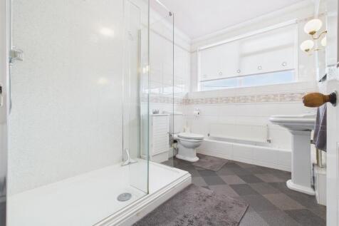 FAMILY SHOWER ROOM
