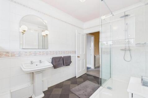 FAMILY SHOWER ROOM