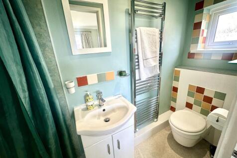 EN-SUITE SHOWER ROOM