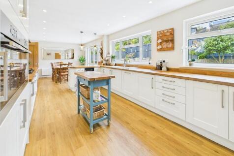 OPEN PLAN KITCHEN/DINING ROOM