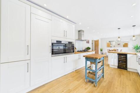 OPEN PLAN KITCHEN/DINING ROOM