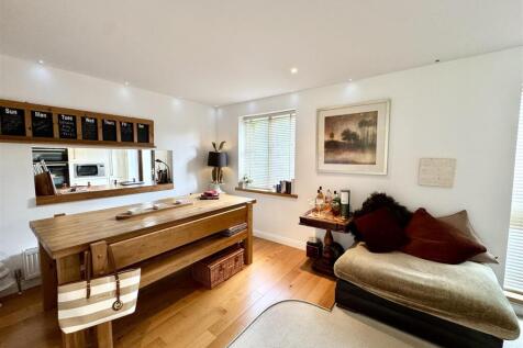 OPEN PLAN LIVING/DINING AREA