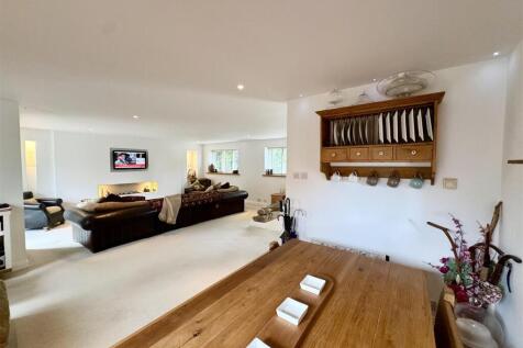 OPEN PLAN LIVING/DINING AREA