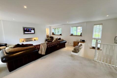 OPEN PLAN LIVING/DINING AREA