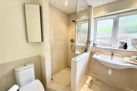 FAMILY SHOWER ROOM