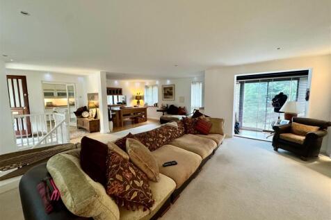 OPEN PLAN LIVING/DINING AREA