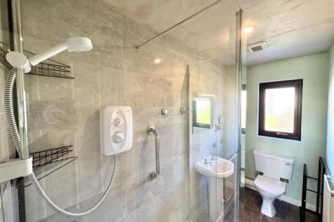 EN-SUITE SHOWER ROOM