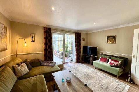 SITTING/DINING ROOM