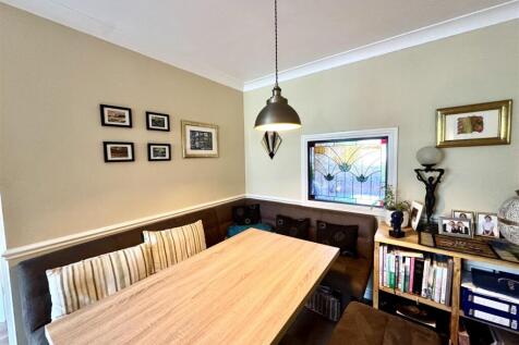 SITTING/DINING ROOM