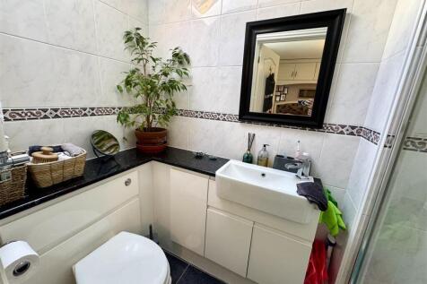 EN SUITE SHOWER ROOM