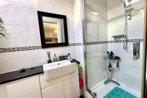 EN SUITE SHOWER ROOM