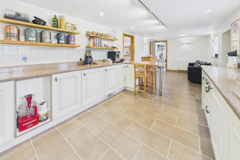 KITCHEN/FAMILY ROOM
