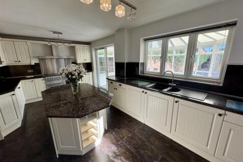 KITCHEN/FAMILY ROOM
